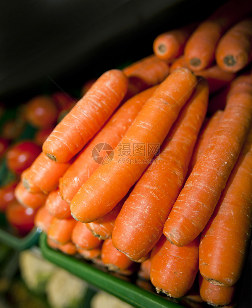 超市新鲜胡萝卜的缝合图片