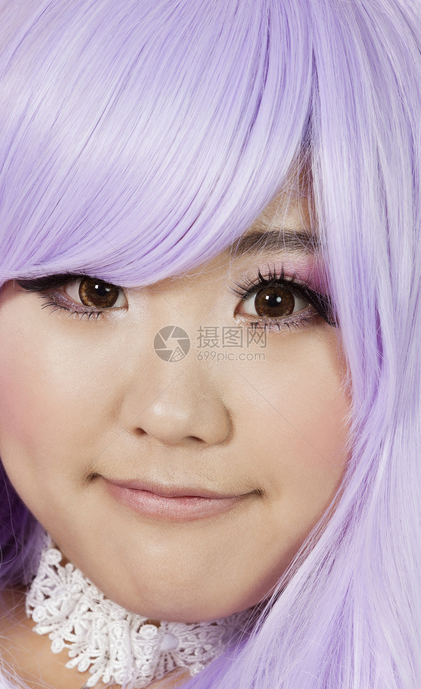 穿着紫色假发的可爱年轻女子近身肖像图片