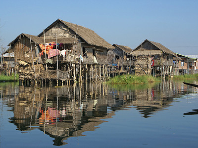 缅甸 亚洲和缅甸的内莱湖旅行乡村发达木屋小屋贫困全景茅屋假期旅游背景图片