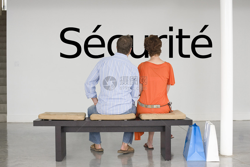 一对夫妇阅读法文“seçáscofric” (security)和考虑安全的观点图片