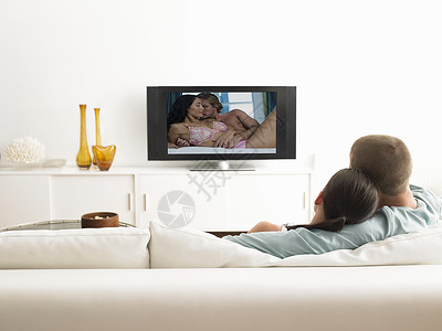 看电视背面在沙发上看电视的情侣背面观背景