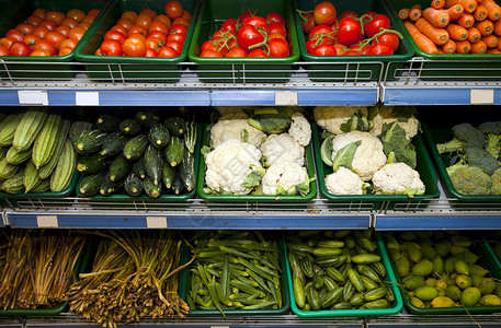 杂货店展示的新鲜蔬菜种类繁多高清图片