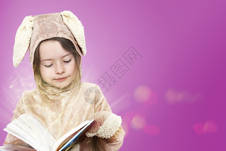 穿成兔子一样的小女孩 在读一本书高清图片
