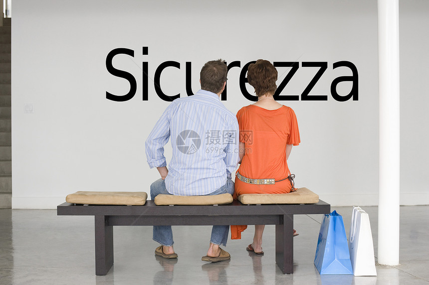 阅读意大利文本“Sicorezza”(安全)并思考未来安全问题的一对夫妇观点图片