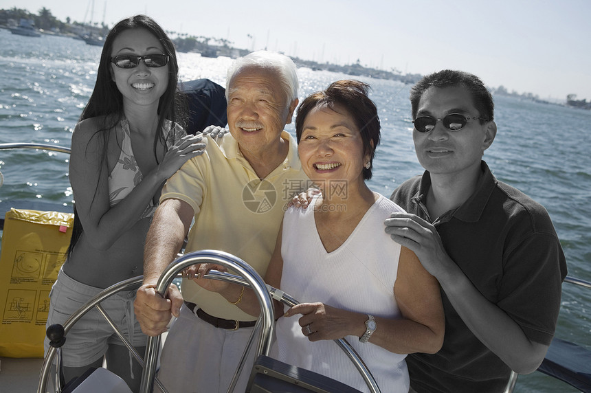幸福的日本家庭在游艇上一起航行图片