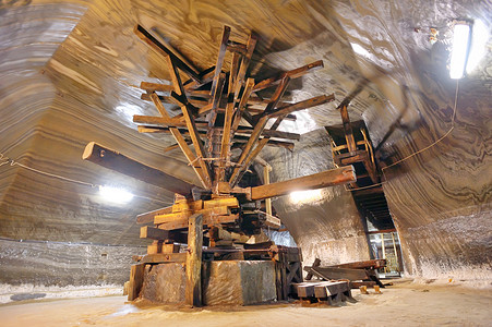 旧炼盐机开发工具历史木头技术机械漂移盐水萃取机器高清图片