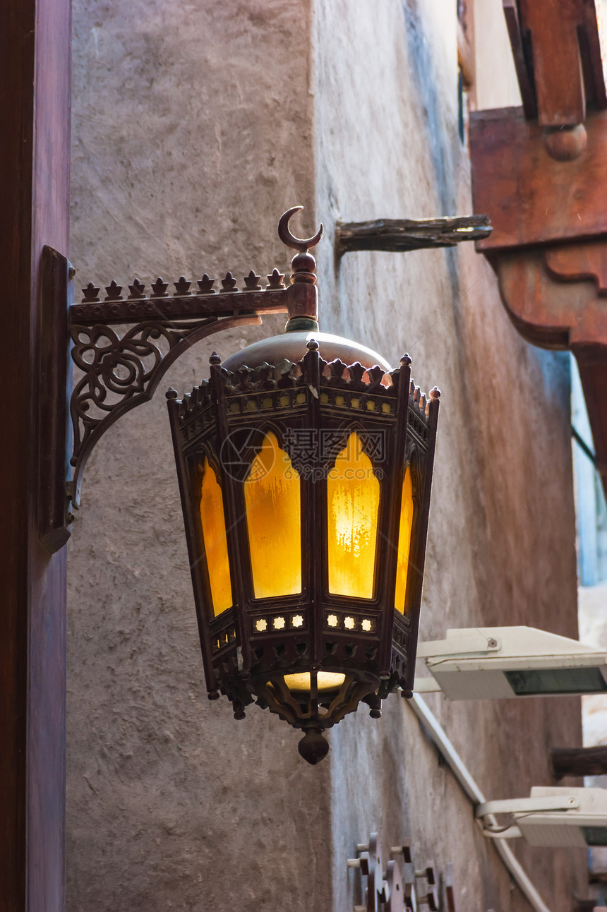 迪拜市的阿拉伯街道灯笼场景小路街道装饰品太阳玻璃古董金属阴影灯泡图片
