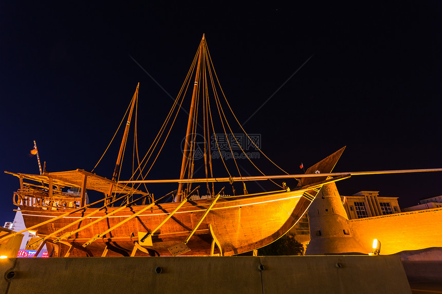 在迪拜博物馆Fahidi堡附近展示的旧船图片