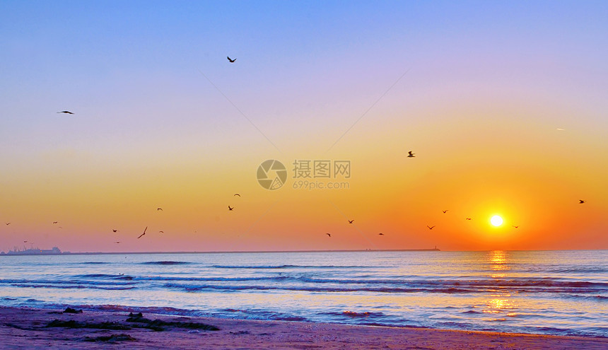 黑海海滩上美丽的日出橙子太阳天空晴天海浪天蓝色气候阳光日光反射图片