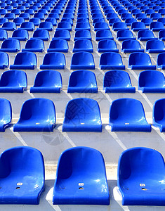 体育场血迹上的蓝塑料椅背景图片
