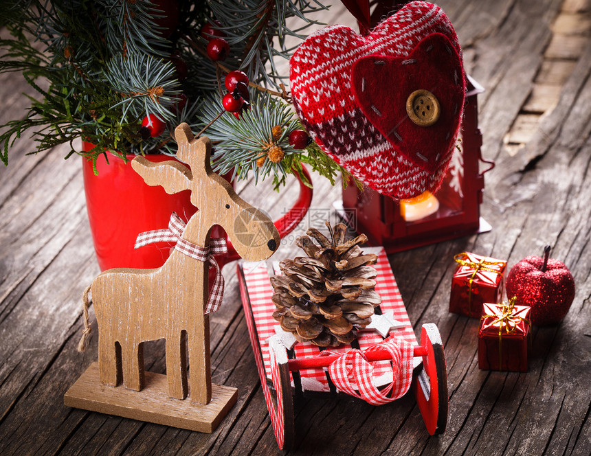 圣诞节装饰松树木头桌子烛光雪橇蜡烛红色盒子礼物烛台图片