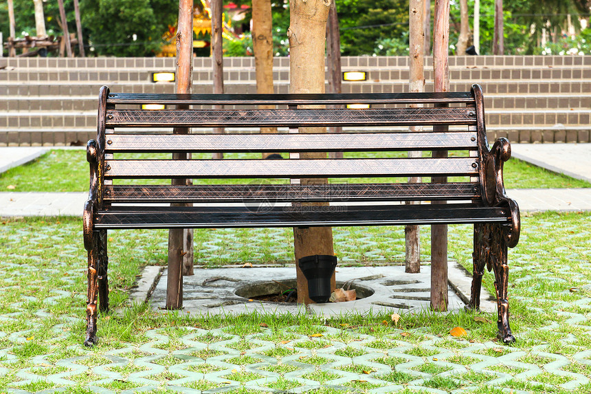 市政公园的法官休息花园绿色栅栏城市民众座位木头长椅棕色图片