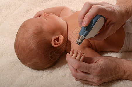 婴儿剪母亲用指甲钳剪婴儿指甲背景