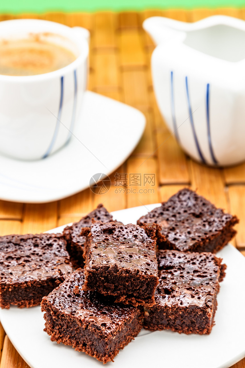 很多巧克力蛋糕小吃正方形蛋糕可可巧克力甜点食物咖啡核桃棕色图片