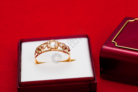 带白圆环的金戒指宝石金子奢华反射礼物戒指圆圈金属宏观珠宝背景图片