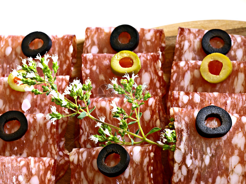 意大利的腊肠猪肉晚餐熟食风味红色食物宏观屠夫专长倾斜图片