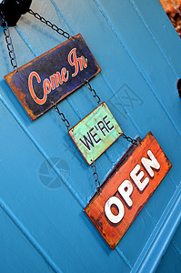 门上的开放标志英语木头零售蓝色商业入口背景图片