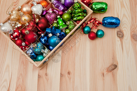 装东西小盒子小盒子里装着圣诞露珠装饰心形紫色装饰品水平黄色红色星形蓝色绿色背景