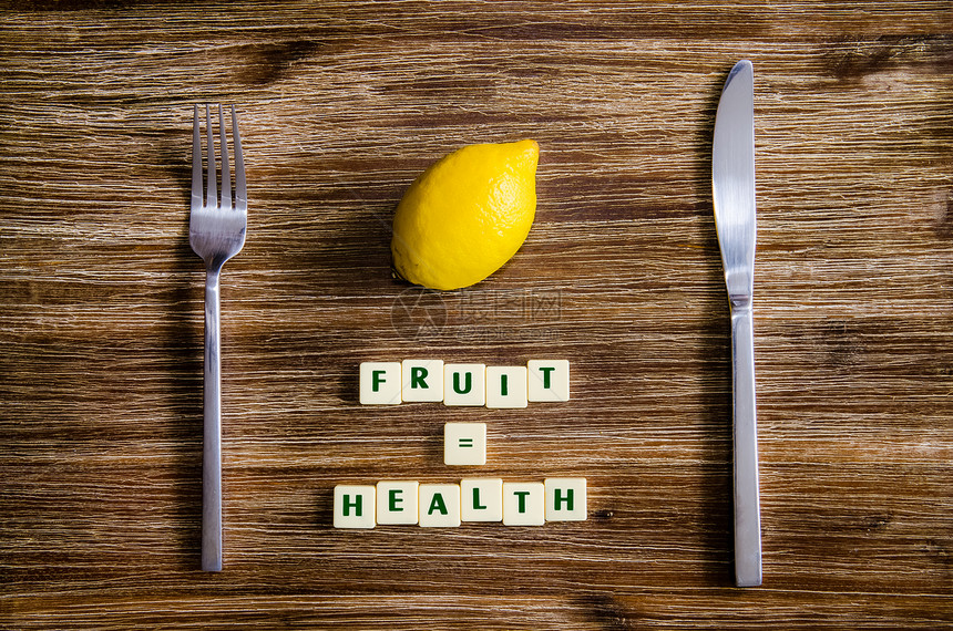 银器和柠檬放在桌上 有健康标志图片