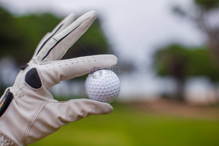 高尔夫球运动员手握高尔夫球图片