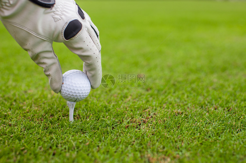 用青草在美丽的高尔夫球场 上打高尔夫球玩家游戏竞赛男人运动手套闲暇手指裁剪爱好图片
