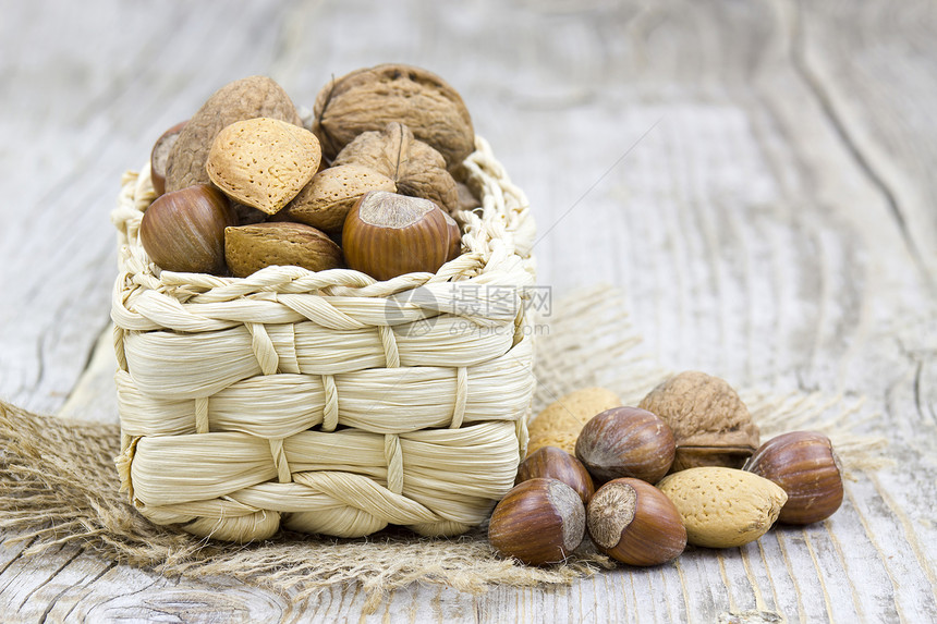 在篮子里的坚果宏观食物水果活力核桃小吃调味品榛子季节性生活图片
