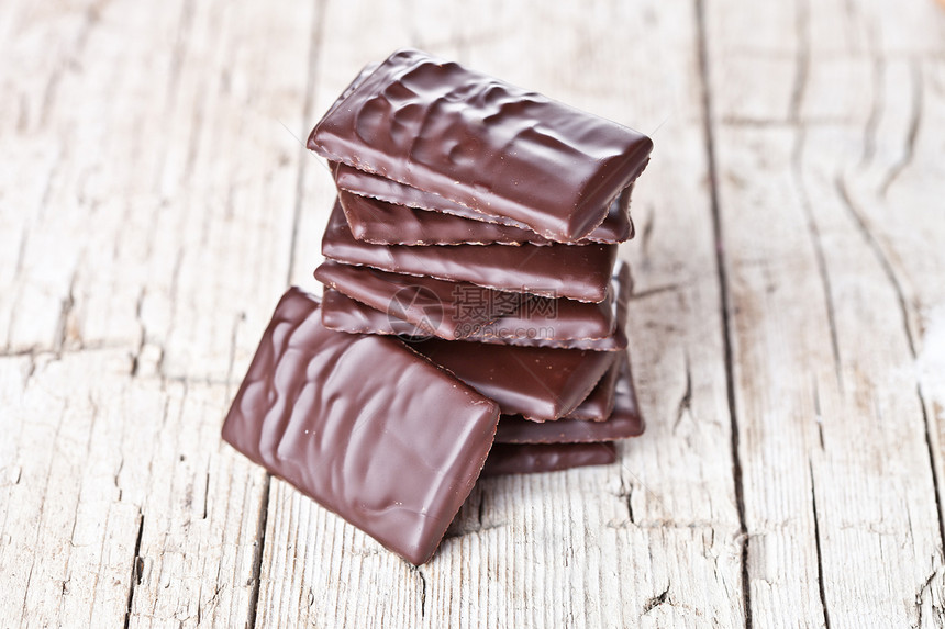 巧克力糖味道榛子棕色可可营养糖果黑色木头片段食物图片