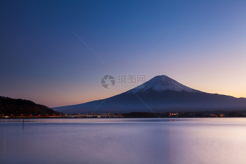 富士山晚上日落冰镇顶峰公吨积雪阳光粉色火山植物图片