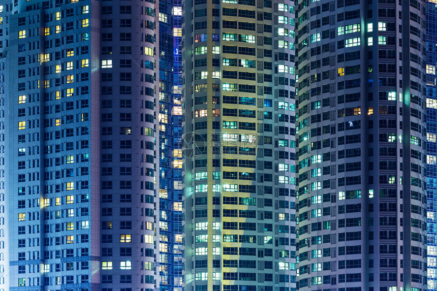 夜间现代办公楼 晚上商业城市建筑镜子住宅房子窗户景观建筑学玻璃图片