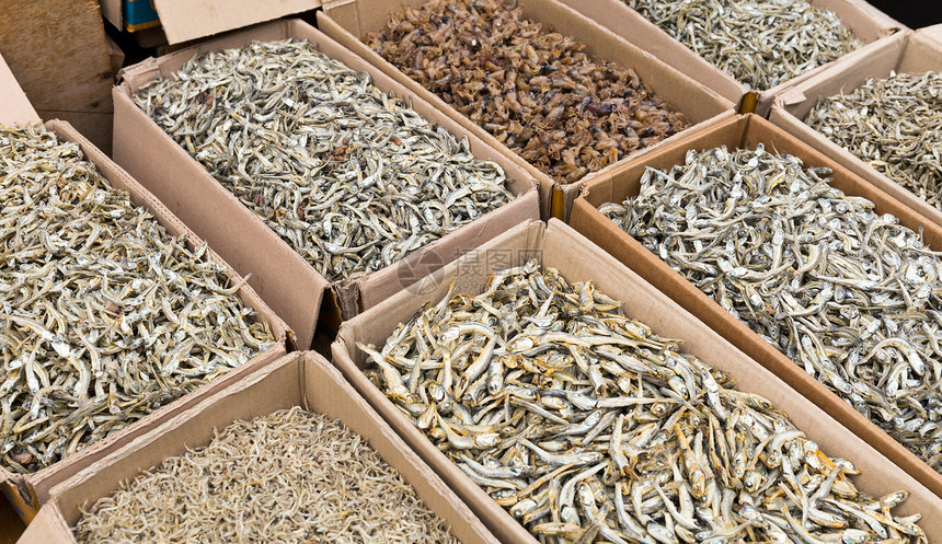 小鱼 干燥的小鱼白色海鲜食物盒子市场摊位脱水美食银鱼图片