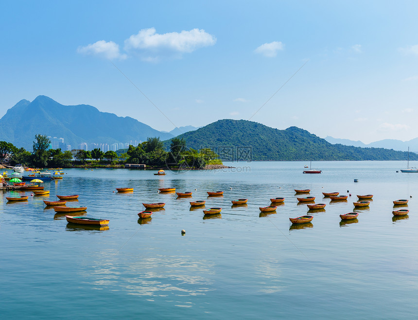 美丽的海岸和船只晴天阳光热带沙滩岩石爬坡海滩大海蓝色风景图片