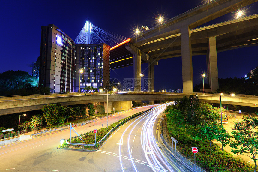 夜间在香港的交通路线踪迹城市商业景观办公室公司地标金融摩天大楼天际图片