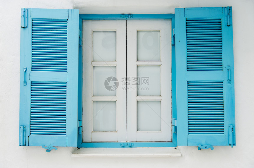 白墙上的蓝木窗6图片