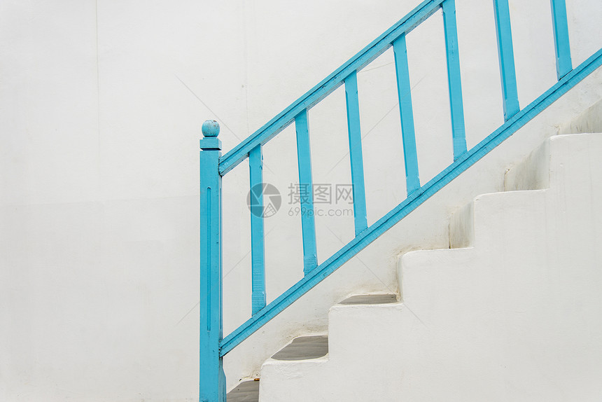 蓝色扶手和白色楼梯1图片