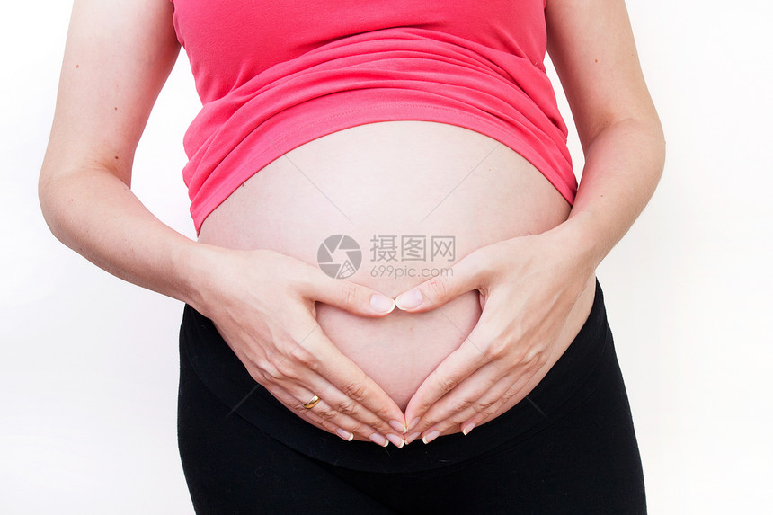 孕妇用双手塑造心型的孕妇图片