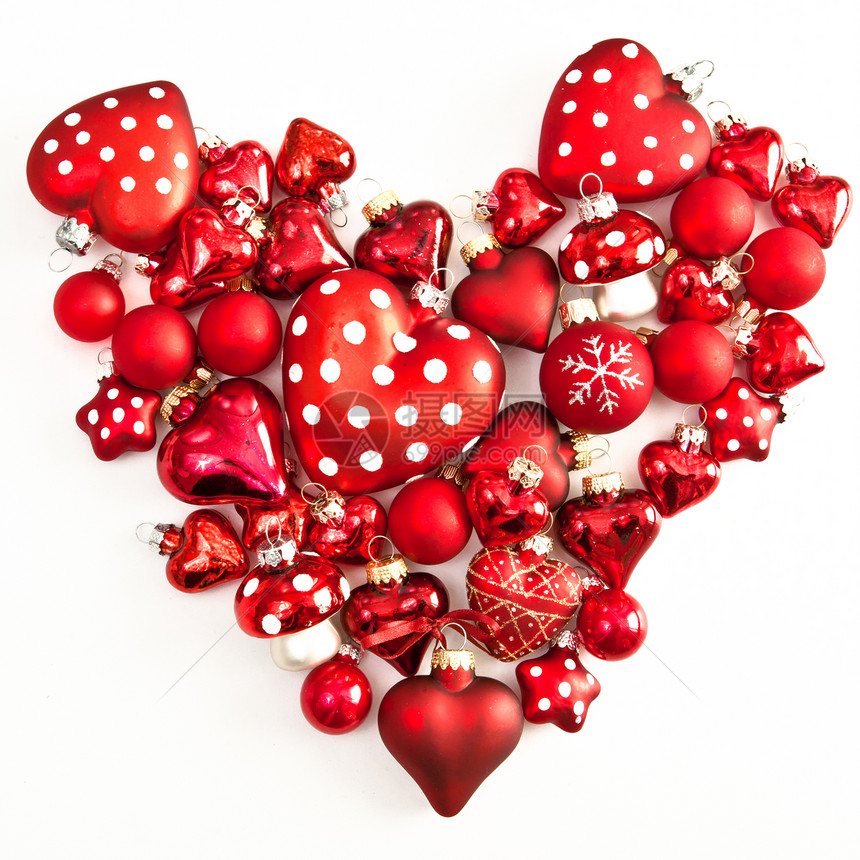 心脏形状中的红圣诞节装饰品图片