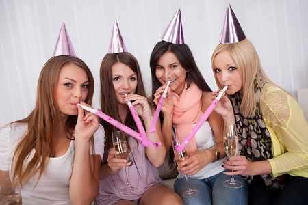 4名有吸引力的女子庆祝高清图片