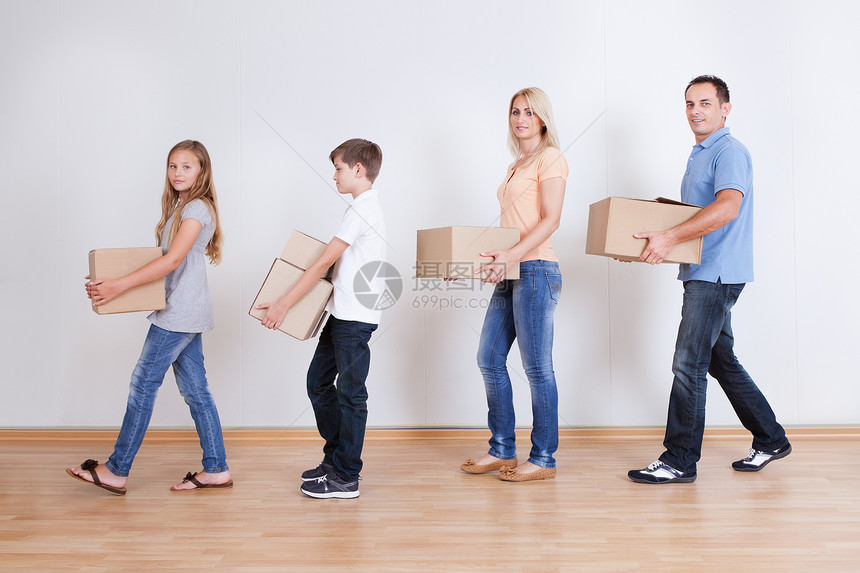 父母和两个孩子带纸板盒成人男生纸板家庭盒子中年人屋主女士男人母亲图片