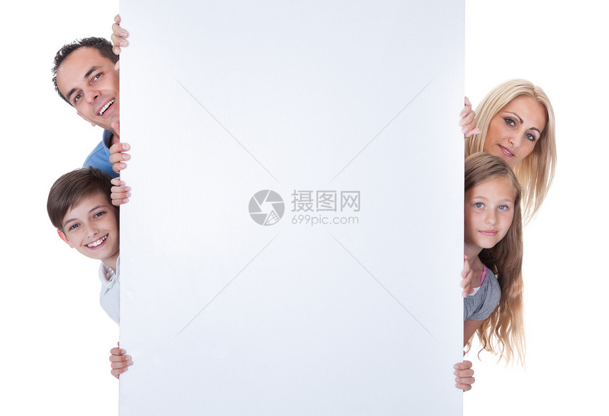 白板后面的家庭窥视肖像图片
