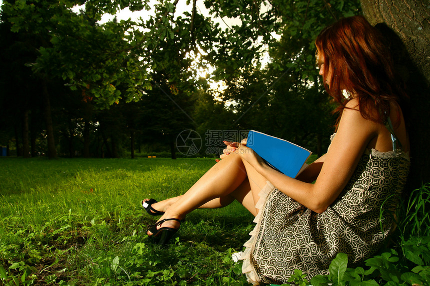 坐在林中树下年轻美丽的女士 坐落在树下公园异国微笑幸福喜悦化妆品花园娱乐头发女孩图片