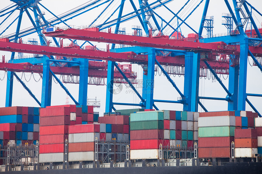 港口码头集装箱船上的集装箱城市后勤货轮窗户天空建筑蓝色商业起重机贸易图片