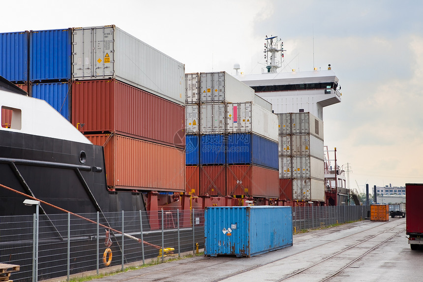 港口码头集装箱船上的集装箱贸易海洋房子船运办公室金属货轮汉堡建筑商业图片