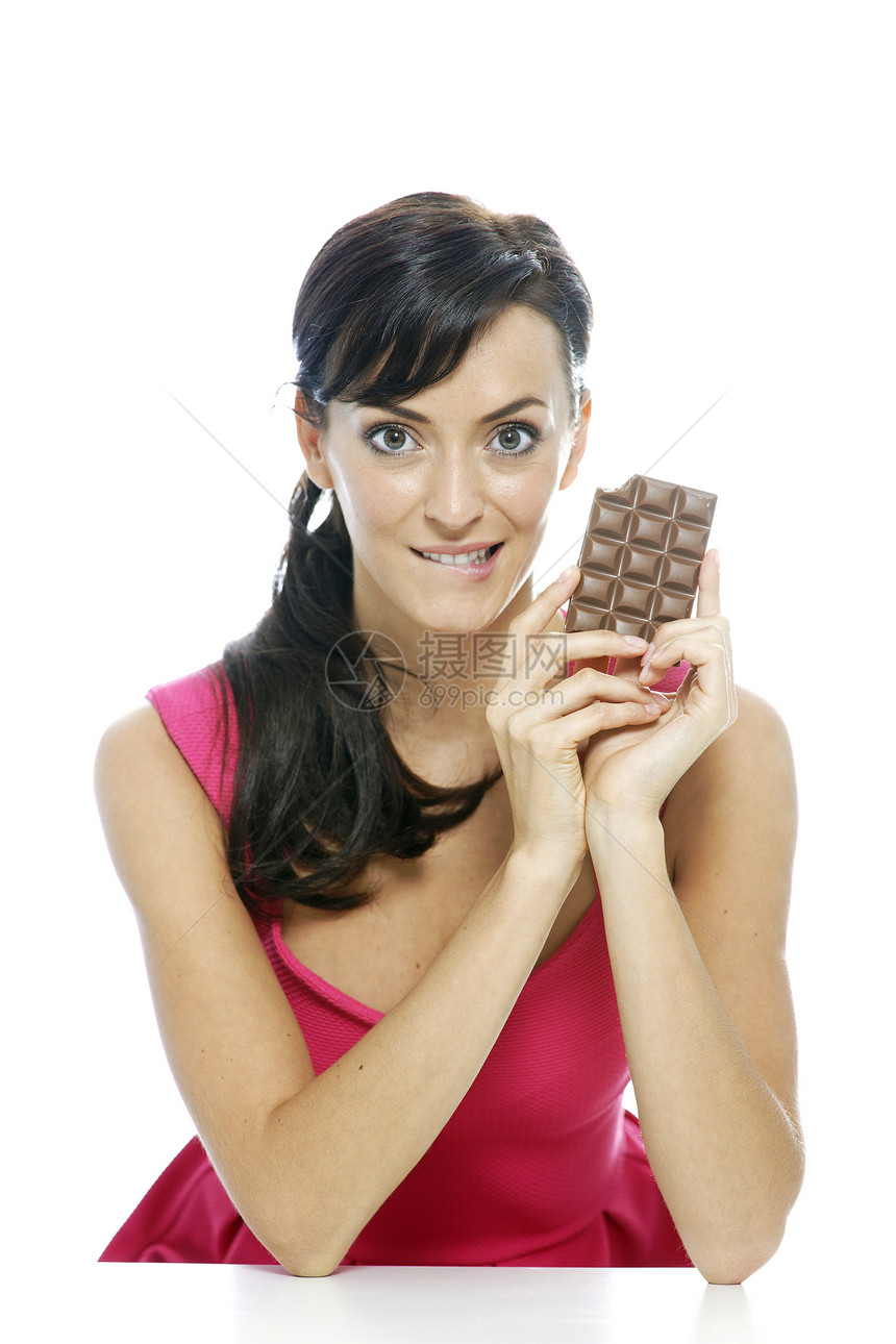 女人吃巧克力吧饮食白色酒吧女孩女性快乐微笑裙子粉色女士图片