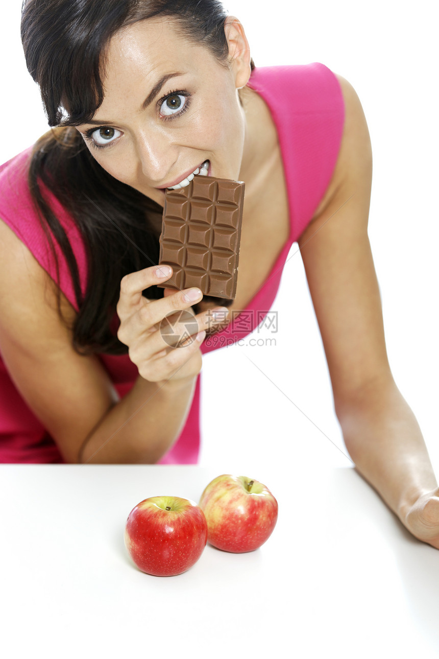 巧克力和苹果之间选取微笑水果快乐饮食乐趣白色女性酒吧女士裙子图片