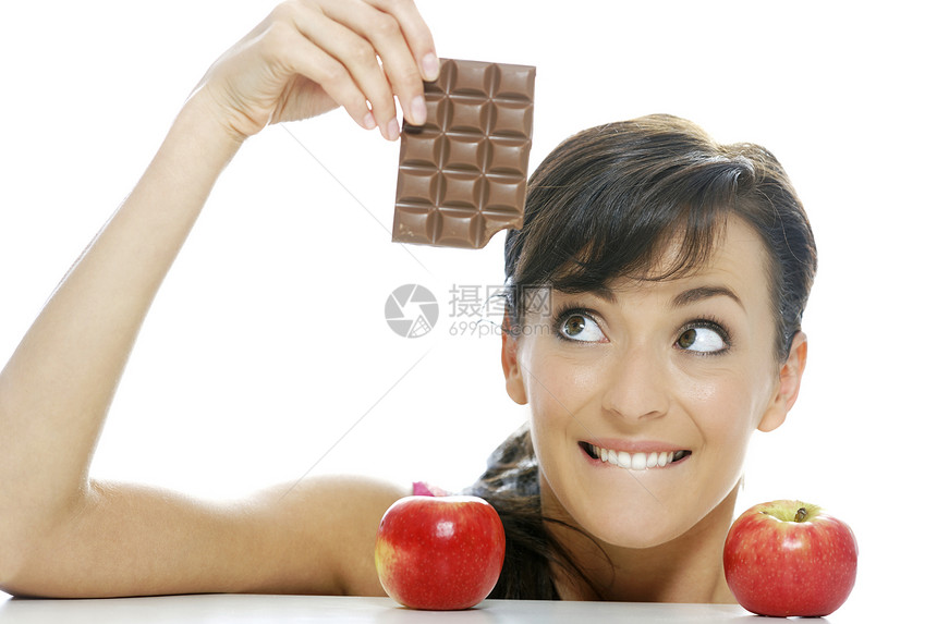 巧克力和苹果之间选取水果饮食乐趣女士微笑白色女孩女性快乐裙子图片