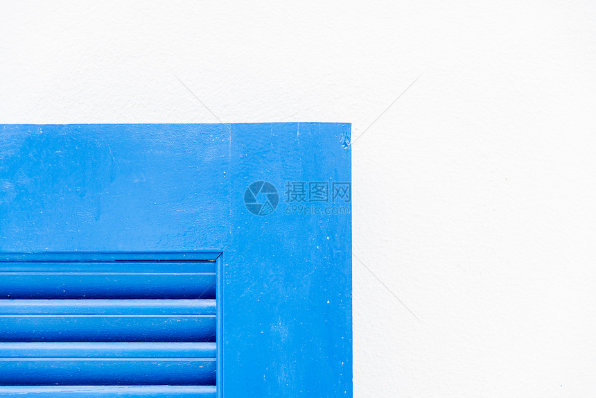 蓝色木窗边有白色墙壁2图片