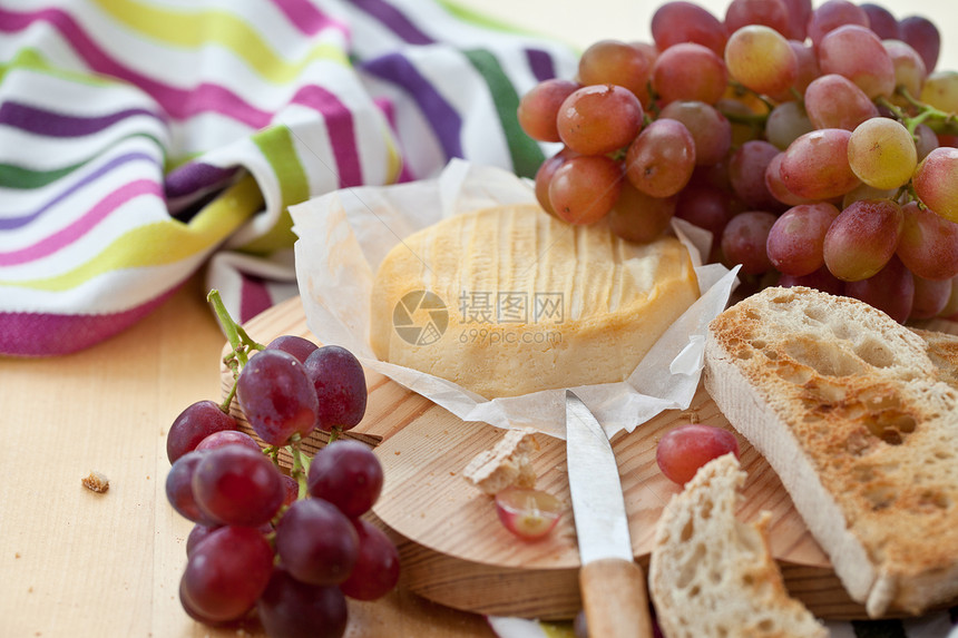 奶酪 面包和葡萄水平砧板小吃红色午餐脆皮餐巾条纹食物水果图片