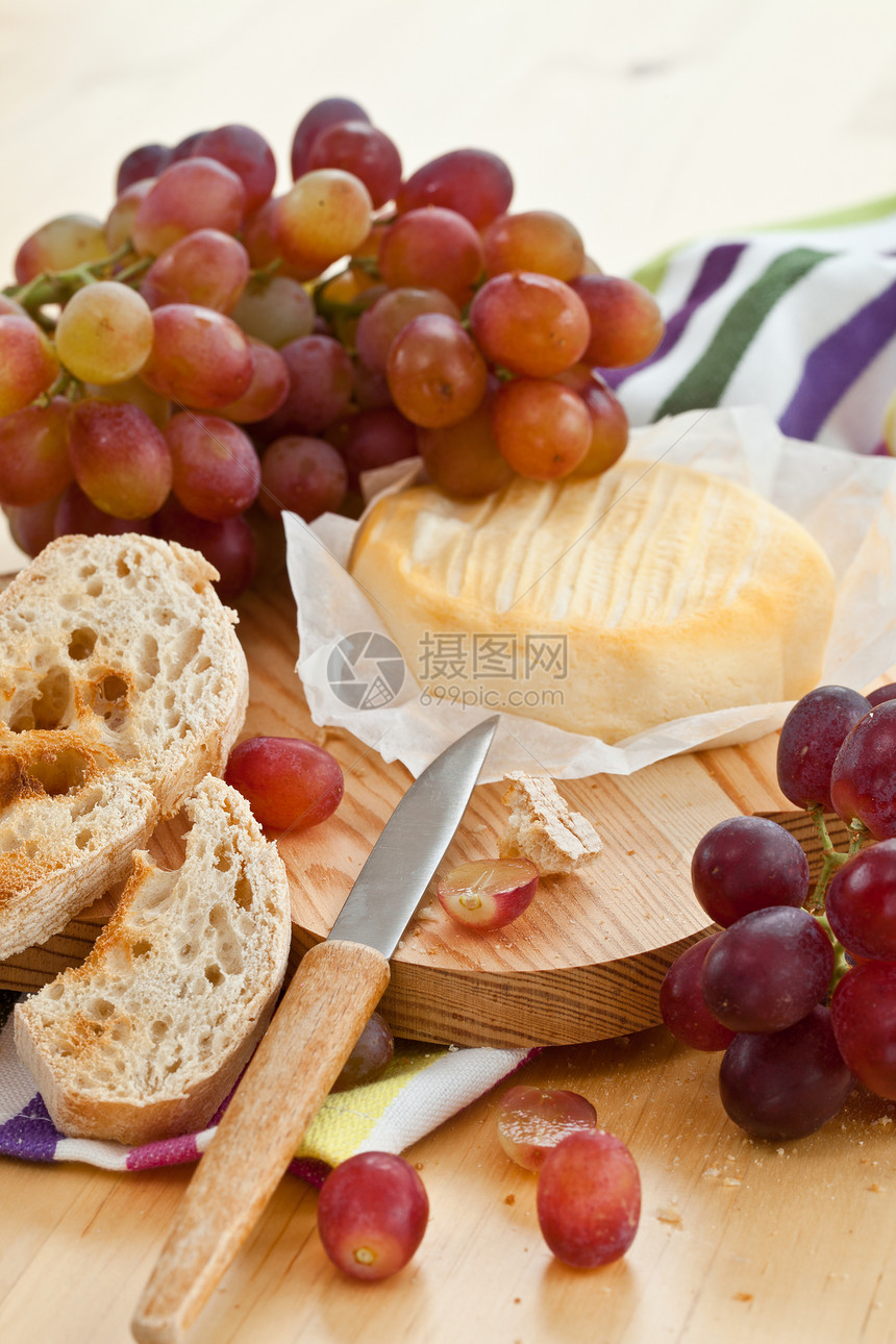 奶酪 面包和葡萄红色条纹脆皮小吃食物水果午餐餐巾砧板图片