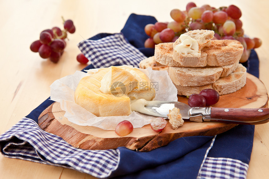 奶酪 面包和葡萄砧板午餐水平小吃乡村脆皮食物水果红色餐巾图片