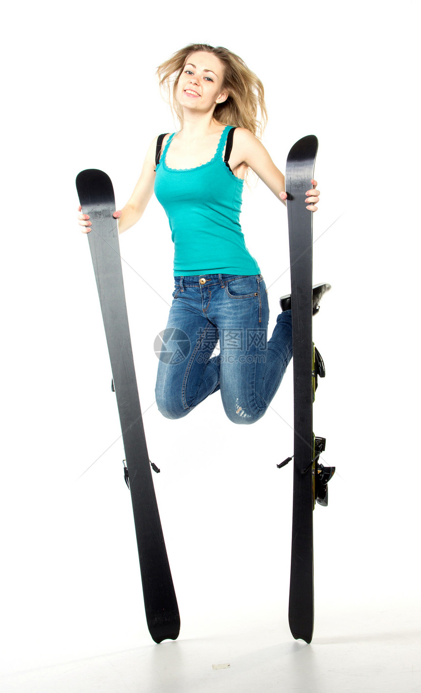 女孩在演播室滑雪力量滑雪棒肌肉通电成人活力运动快乐女性修剪图片